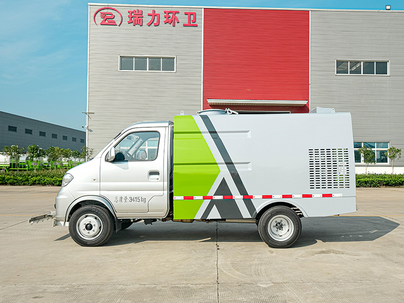 东风小霸王路面养护车
