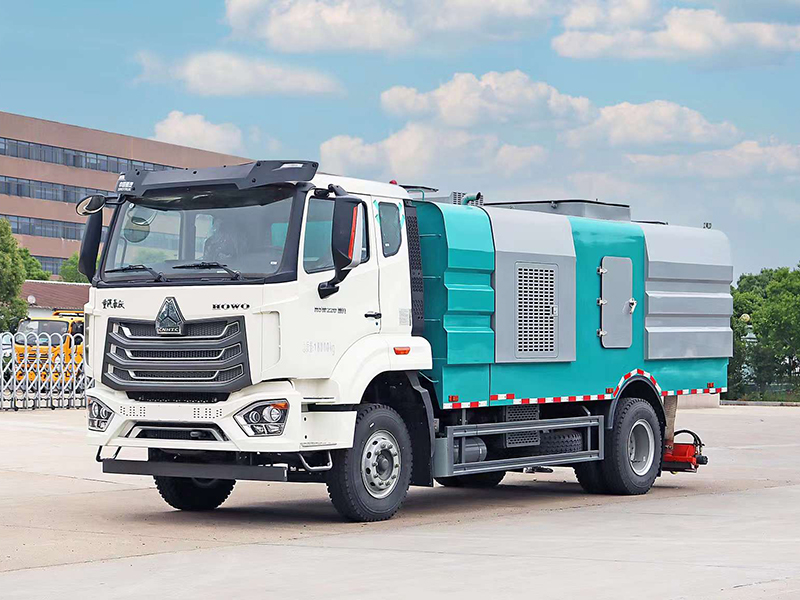 重汽豪沃吸尘车