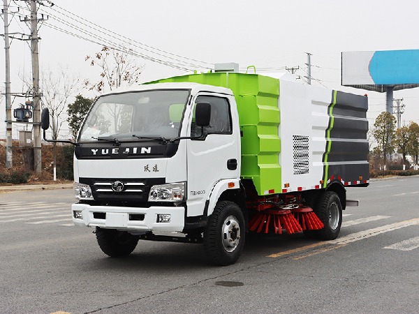 跃进扫路车