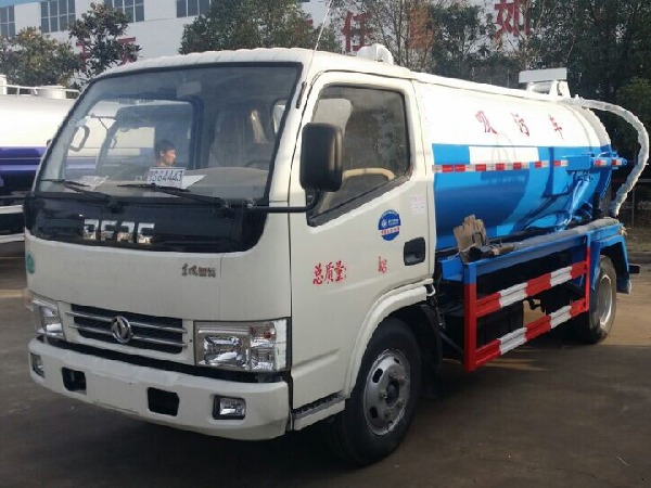 东风小多利卡吸污车