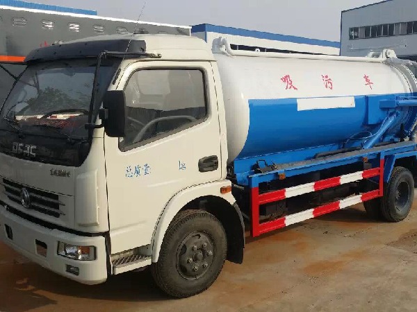 东风大多利卡7方吸污车