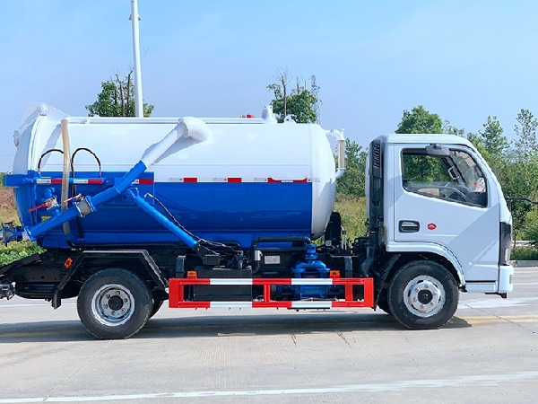 国六小多利卡 5方 吸污车